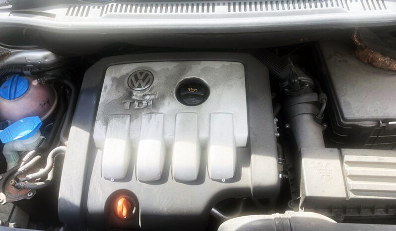 
								Volkswagen Touran 2.0 TDI completo									